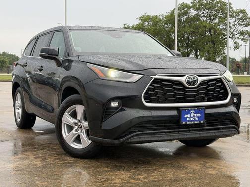 Midnight Black Metallic 2024 Toyota Highlander LE