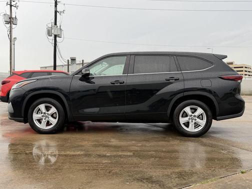Midnight Black Metallic 2024 Toyota Highlander LE