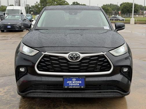 Midnight Black Metallic 2024 Toyota Highlander LE