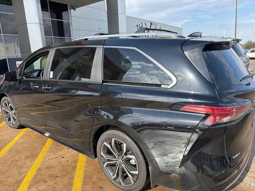 2025 Toyota Sienna Platinum