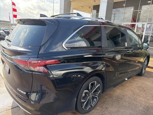 2025 Toyota Sienna Platinum