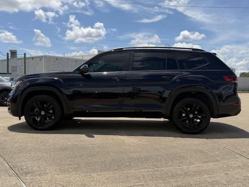 Deep Black 2023 Volkswagen Atlas 3.6L SEL