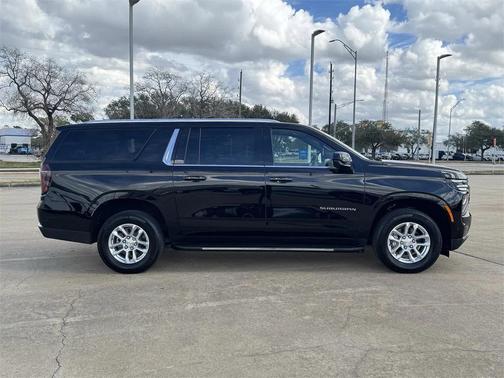 2025 Chevrolet Suburban LT