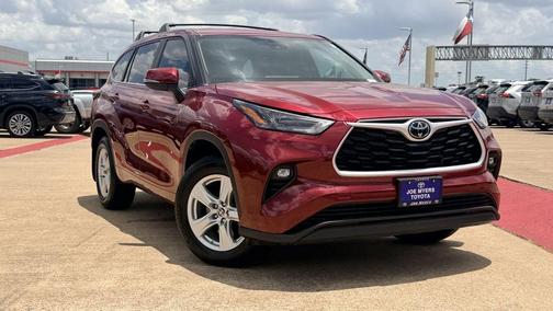 Pearl 2024 Toyota Highlander LE