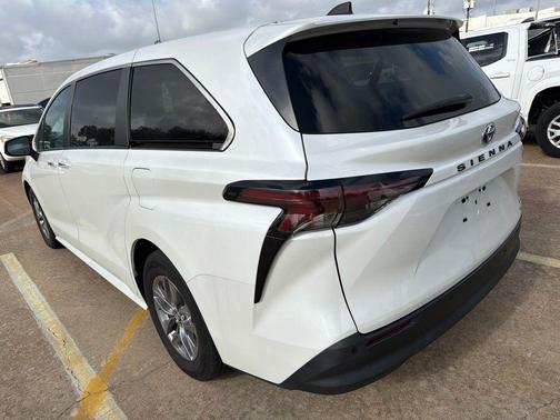 Pearl 2023 Toyota Sienna XLE