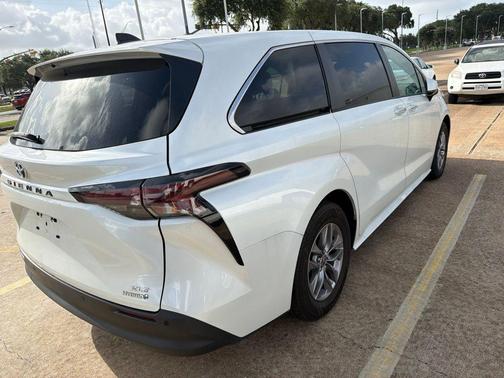Pearl 2023 Toyota Sienna XLE