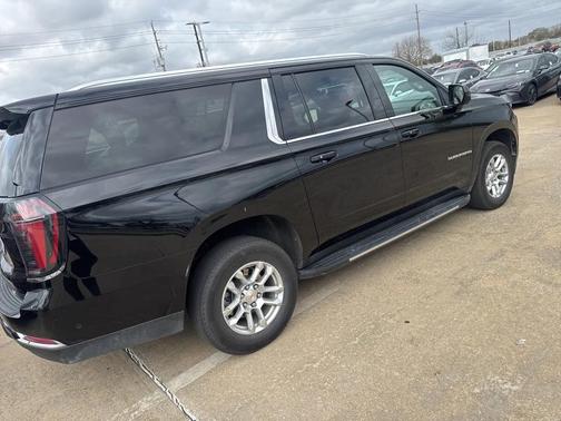 2025 Chevrolet Suburban LT