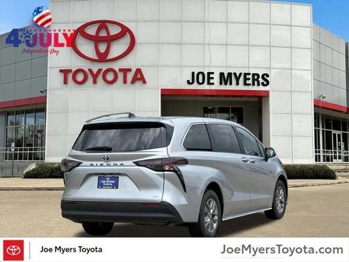 2025 Toyota Sienna LE