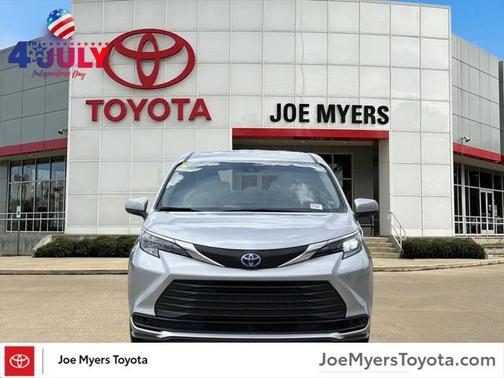 2025 Toyota Sienna LE
