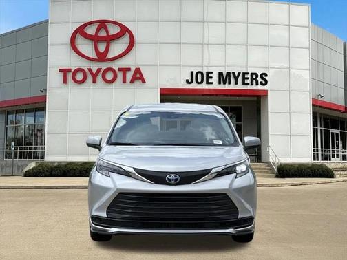 2025 Toyota Sienna LE