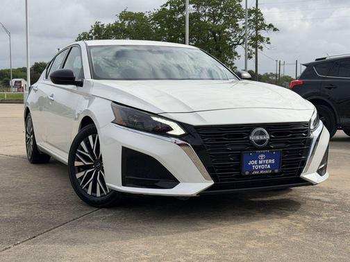 Glacier White 2025 Nissan Altima 2.5 SV