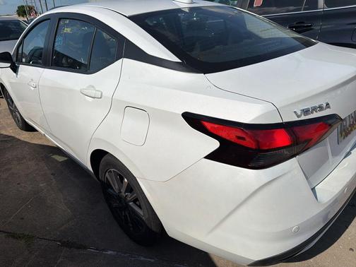 Aspen White 2025 Nissan Versa 1.6 SV