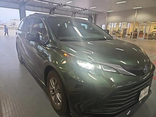 2025 Toyota Sienna LE