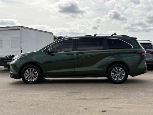 2025 Toyota Sienna LE