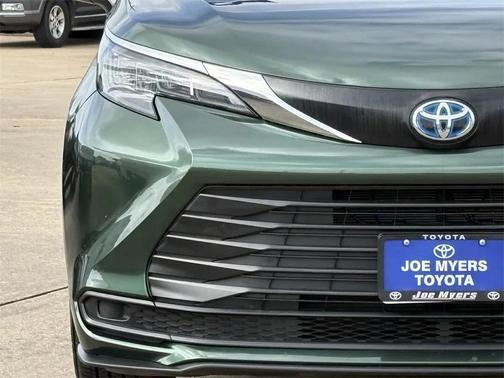 2025 Toyota Sienna LE