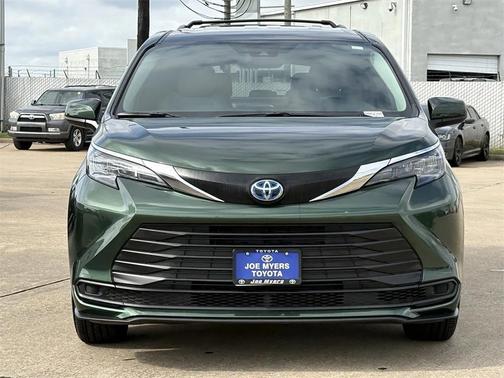 2025 Toyota Sienna LE