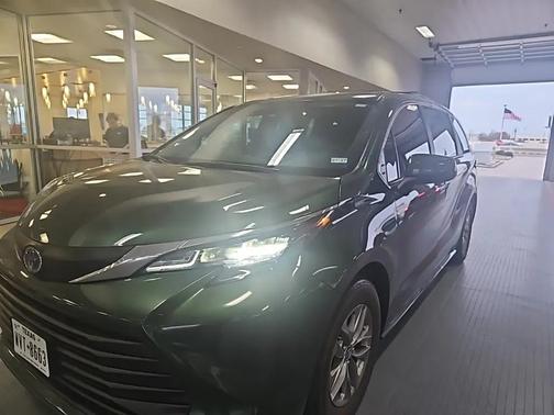 2025 Toyota Sienna LE