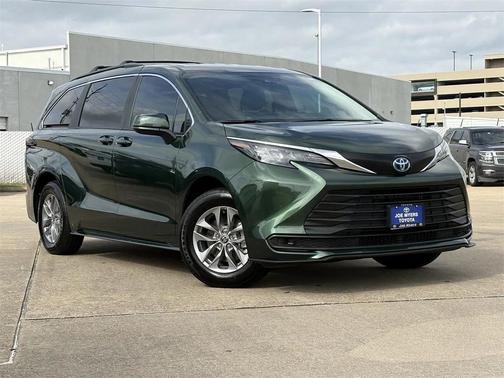 2025 Toyota Sienna LE