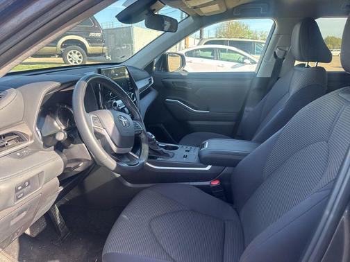 2025 Toyota Highlander LE