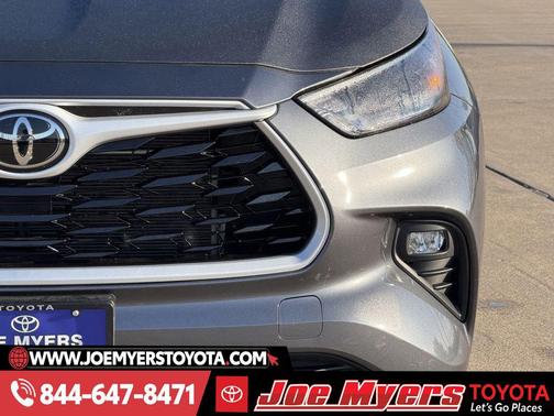 Magnetic Gray Metallic 2025 Toyota Highlander LE
