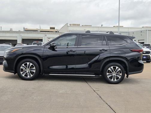 Midnight Black Metallic 2024 Toyota Highlander Hybrid XLE