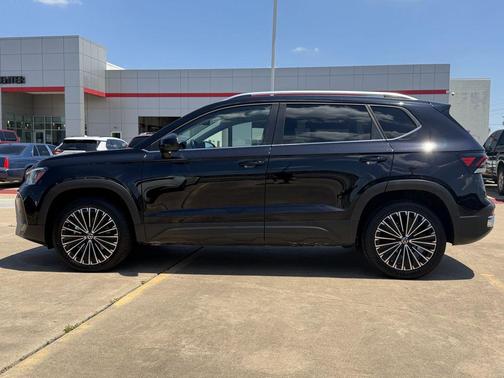 Deep Black Pearl 2025 Volkswagen Taos 1.5T SE