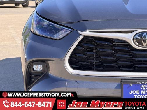 Magnetic Gray Metallic 2025 Toyota Highlander LE