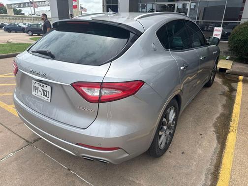Grigio Metallo Metallic 2017 Maserati Levante Base