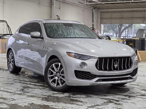 Grigio Metallo Metallic 2017 Maserati Levante Base