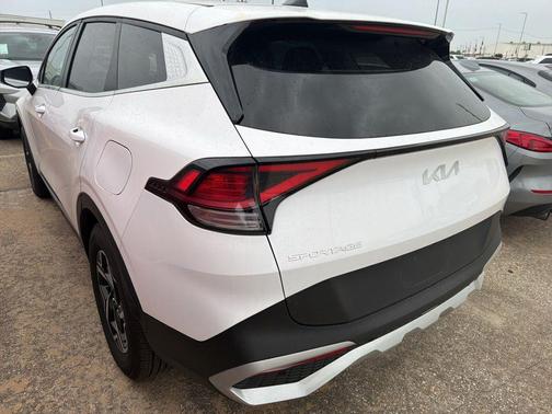 Glacial White Pearl 2025 Kia Sportage LX