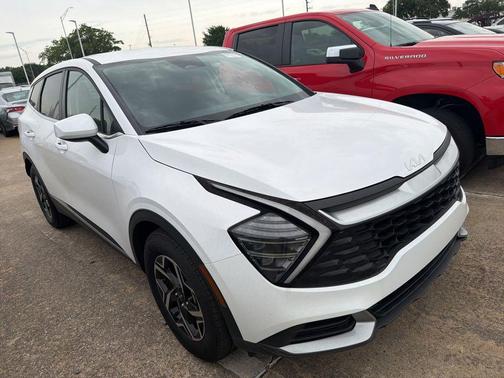 Glacial White Pearl 2025 Kia Sportage LX