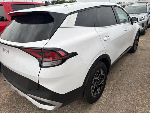 Glacial White Pearl 2025 Kia Sportage LX