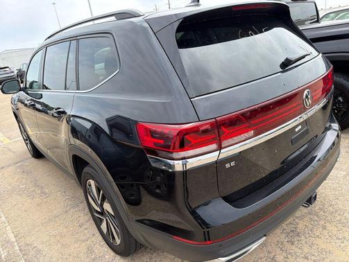 Deep Black Pearl 2024 Volkswagen Atlas 2.0T SE w/Technology