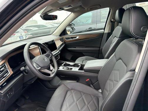 Deep Black Pearl 2024 Volkswagen Atlas 2.0T SE w/Technology
