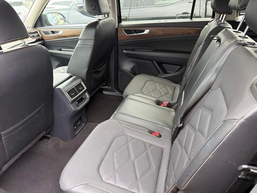 Deep Black Pearl 2024 Volkswagen Atlas 2.0T SE w/Technology