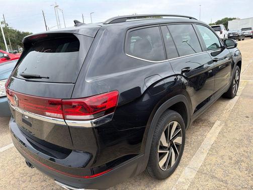 Deep Black Pearl 2024 Volkswagen Atlas 2.0T SE w/Technology