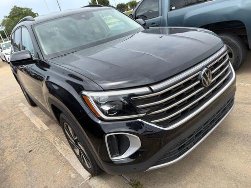 Deep Black Pearl 2024 Volkswagen Atlas 2.0T SE w/Technology