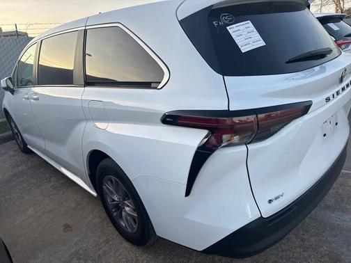 2025 Toyota Sienna LE