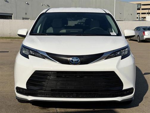 2025 Toyota Sienna LE