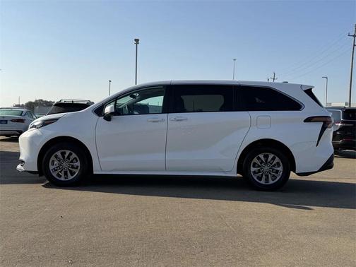 2025 Toyota Sienna LE