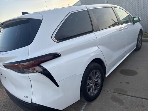 2025 Toyota Sienna LE