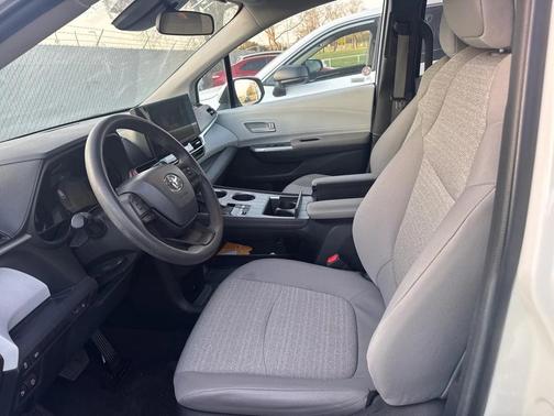 2025 Toyota Sienna LE