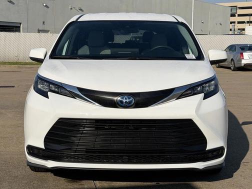 2025 Toyota Sienna LE