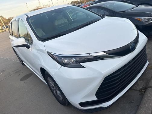 2025 Toyota Sienna LE