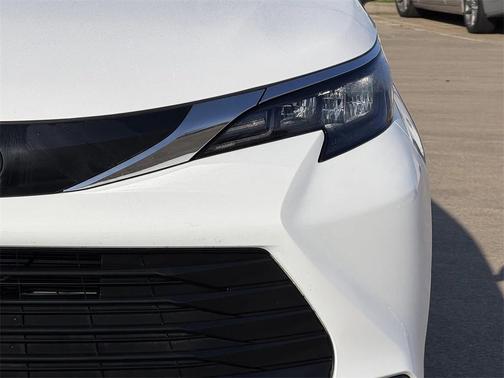 2025 Toyota Sienna LE