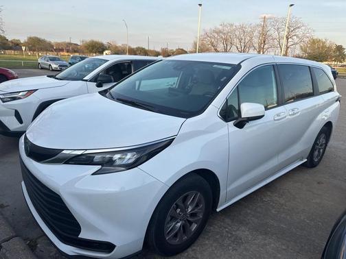 2025 Toyota Sienna LE