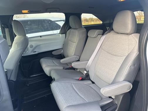 2025 Toyota Sienna LE