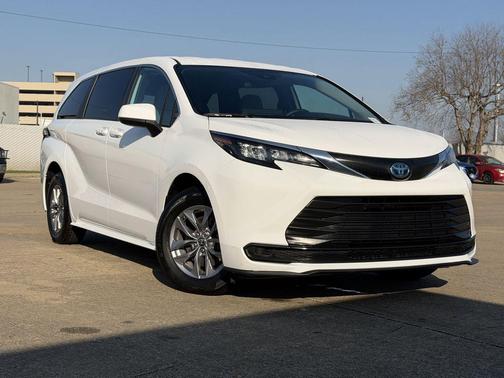 2025 Toyota Sienna LE