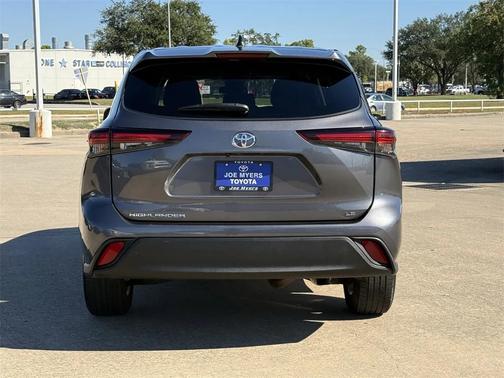 2024 Toyota Highlander LE