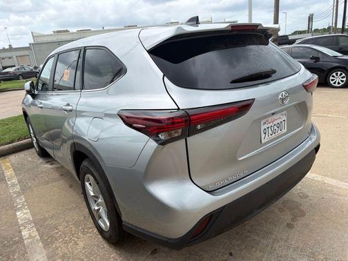 Celestial Silver Metallic 2025 Toyota Highlander LE